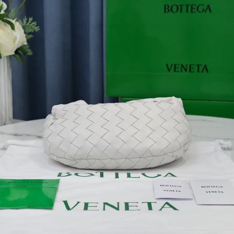 Batch 1120 BV Bottega Veneta's new early spring women's MINI JODIE handbag BV bag 🔥The new method is based on the original rounded corners, knotted with classic woven leather round hobo bag, The most iconic triangular pull-out design, using sheepskin draped soft shape, is super suitable for concave shapes~ Jodie feels really gentle to people, and is definitely the best item for daily matching. It has the same weave, new elements and twists, is compact and versatile, and is the new favorite of street style Internet celebrities! Dimensions: 23x28x8 Model: 6699-1